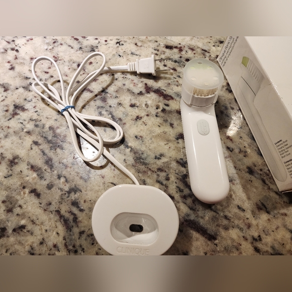CLINIQUE SONIC SYSTEM Purifying Cleansing Brush - Picture 2 of 9
